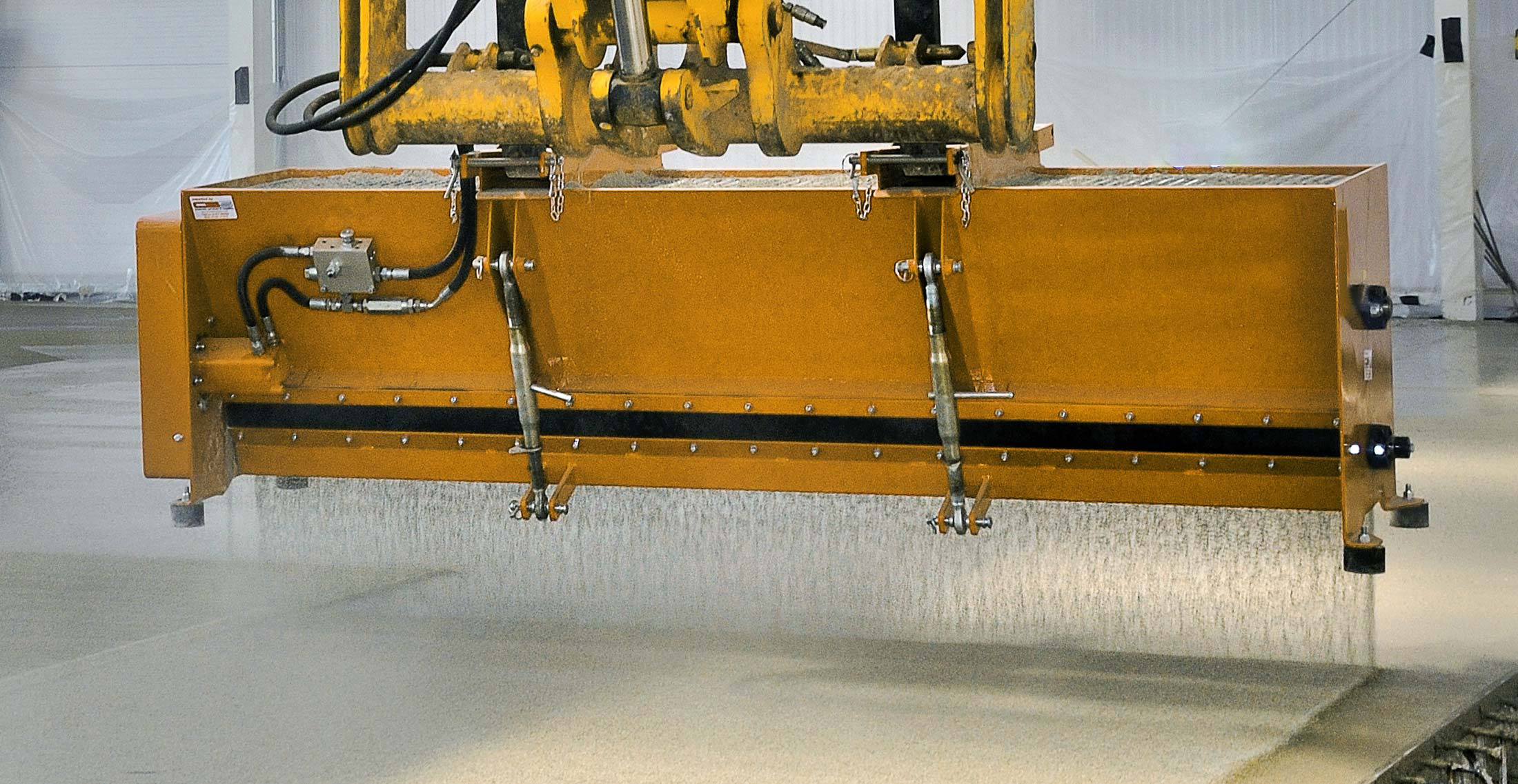 A Close Up Of The Contop Dry Shake Topping Spreader In Action